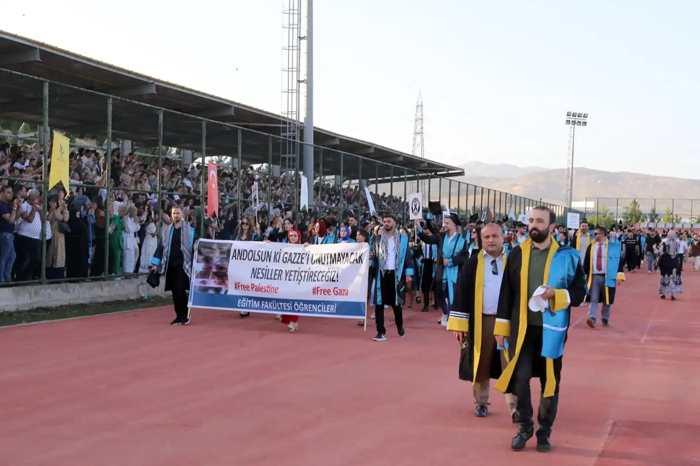 Siirt Üniversitesi'ndeki mezuniyet töreninde Filistin'e destek mesajları yükseldi Siirt Üniversitesi'ndeki mezuniyet töreninde Filistin'e destek mesajları yükseldi