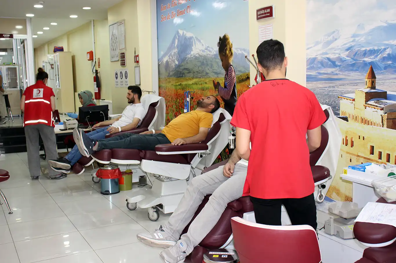 Türkiye'de hastaneler her gün 9 bin ünite kana ihtiyaç duyuyor Türkiye'de hastaneler her gün 9 bin ünite kana ihtiyaç duyuyor
