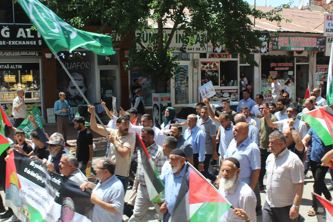 Karne alan Karakoçanlı çocuklar, Gazze`deki kardeşlerine seslendi Karne alan Karakoçanlı çocuklar, Gazze`deki kardeşlerine seslendi