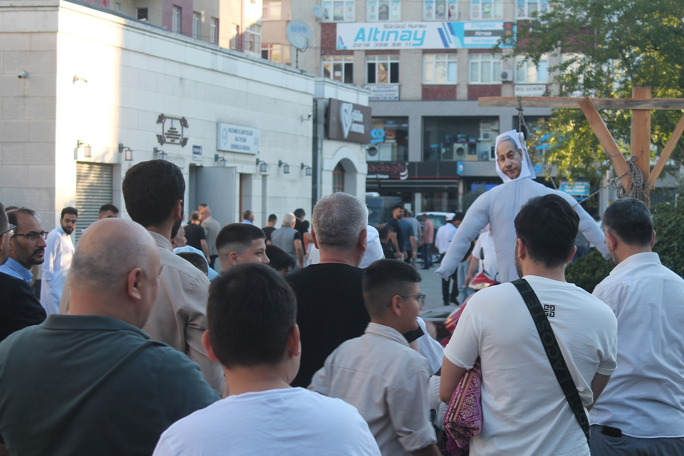 İstanbul’da vatandaşlar bayram namazı çıkışında temsili şeytan taşladı