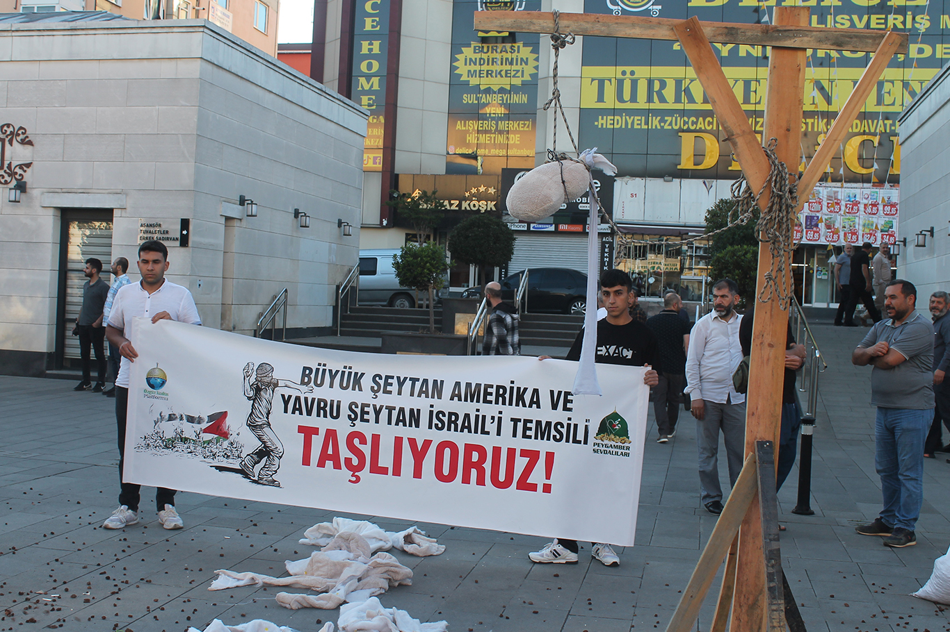 İstanbul’da vatandaşlar bayram namazı çıkışında temsili şeytan taşladı