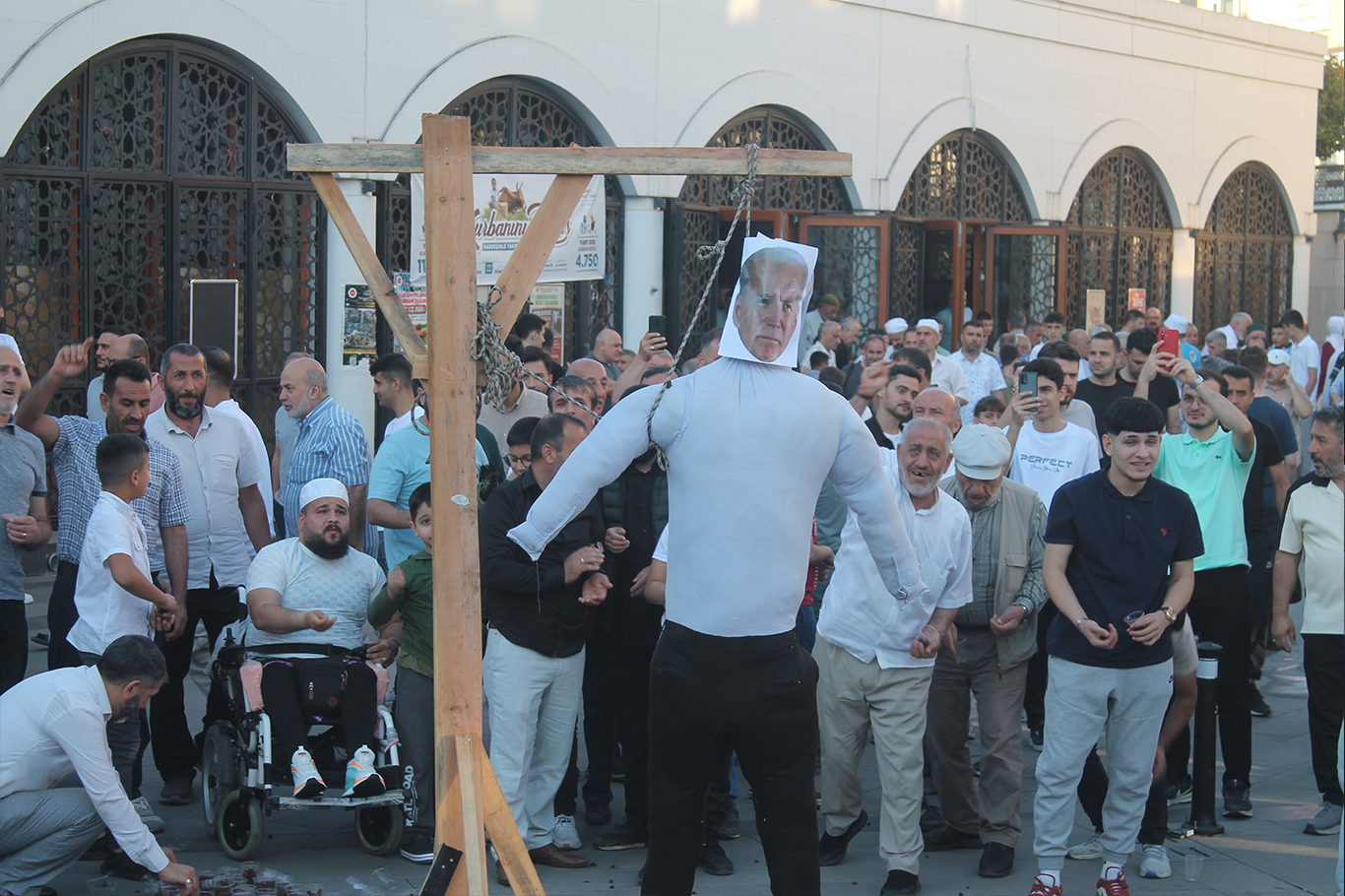 İstanbul’da vatandaşlar bayram namazı çıkışında temsili şeytan taşladı