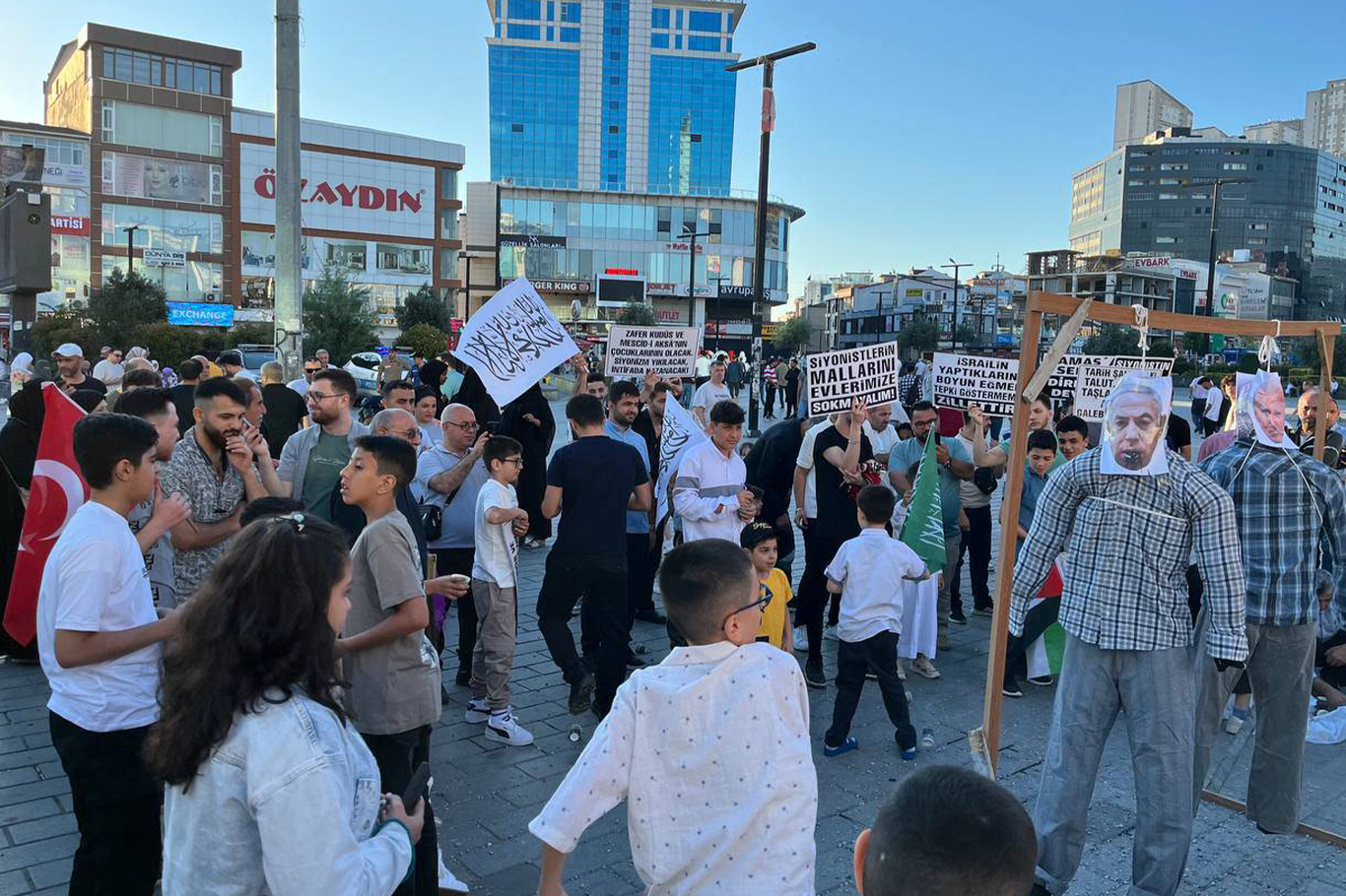İstanbul’da vatandaşlar bayram namazı çıkışında temsili şeytan taşladı
