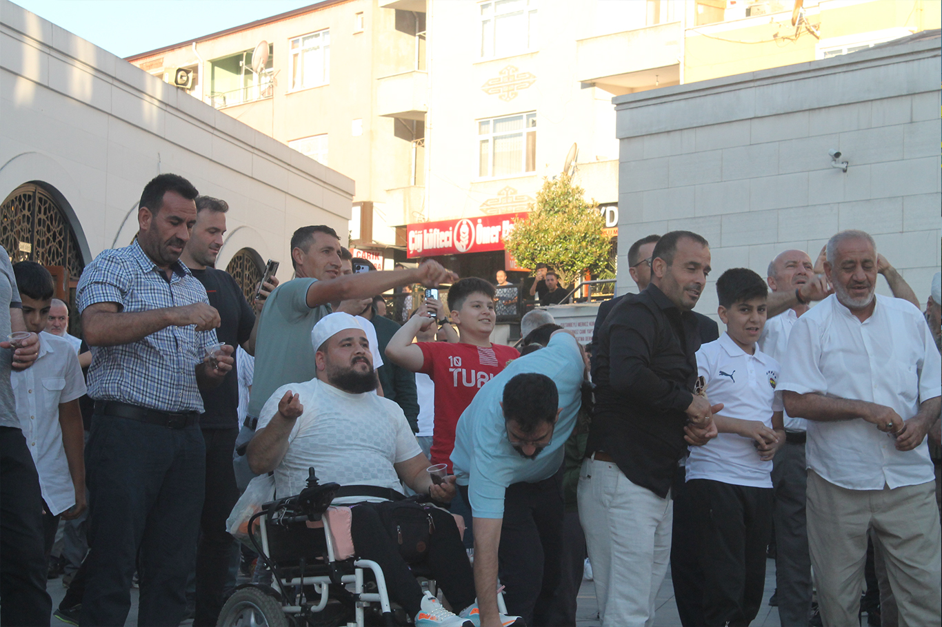 İstanbul’da vatandaşlar bayram namazı çıkışında temsili şeytan taşladı