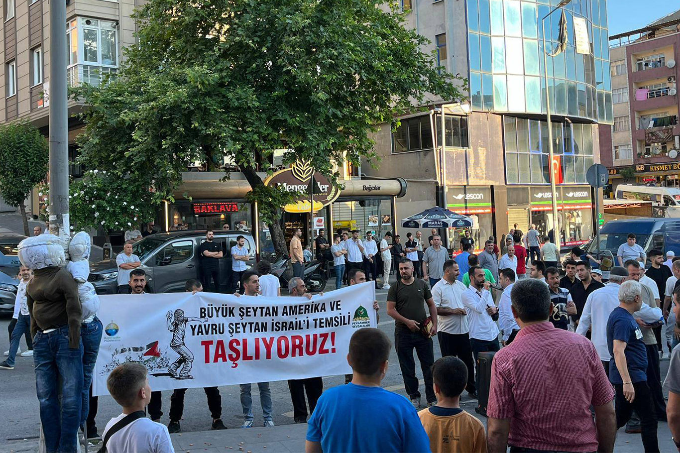 İstanbul’da vatandaşlar bayram namazı çıkışında temsili şeytan taşladı