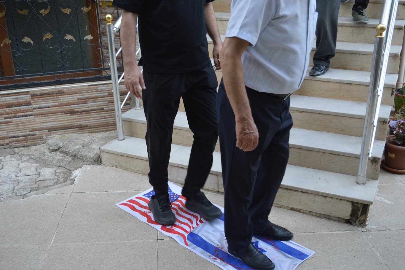 Siirt'te işgal rejiminin sözde başbakanı Netanyahu ve ABD Başkanı Biden taşlandı