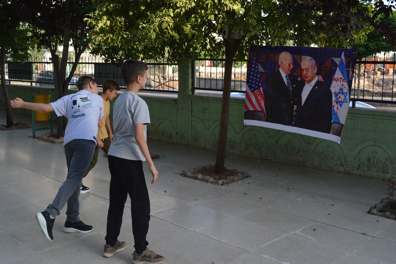 Siirt'te işgal rejiminin sözde başbakanı Netanyahu ve ABD Başkanı Biden taşlandı