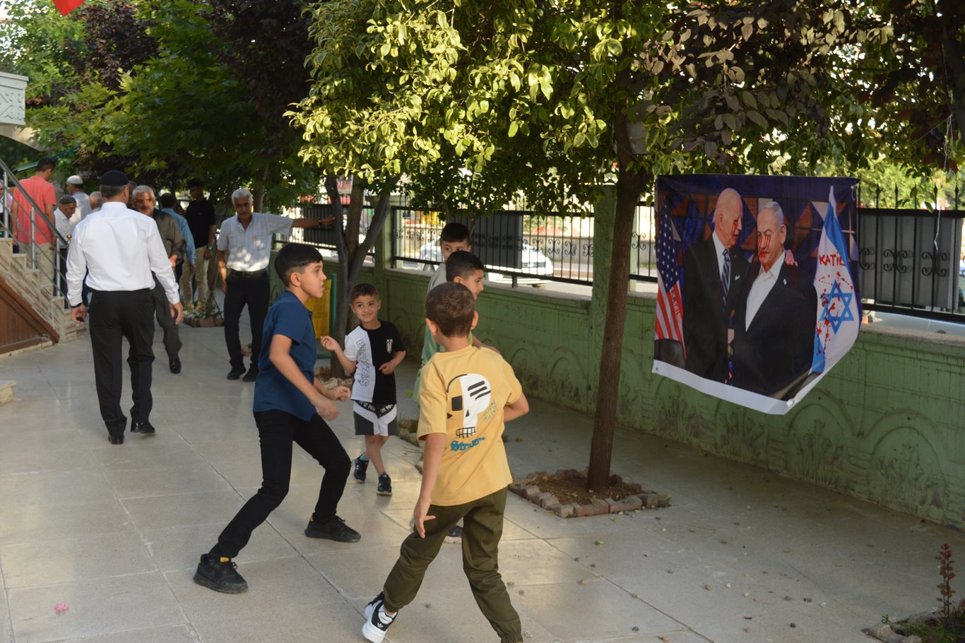 Siirt'te işgal rejiminin sözde başbakanı Netanyahu ve ABD Başkanı Biden taşlandı