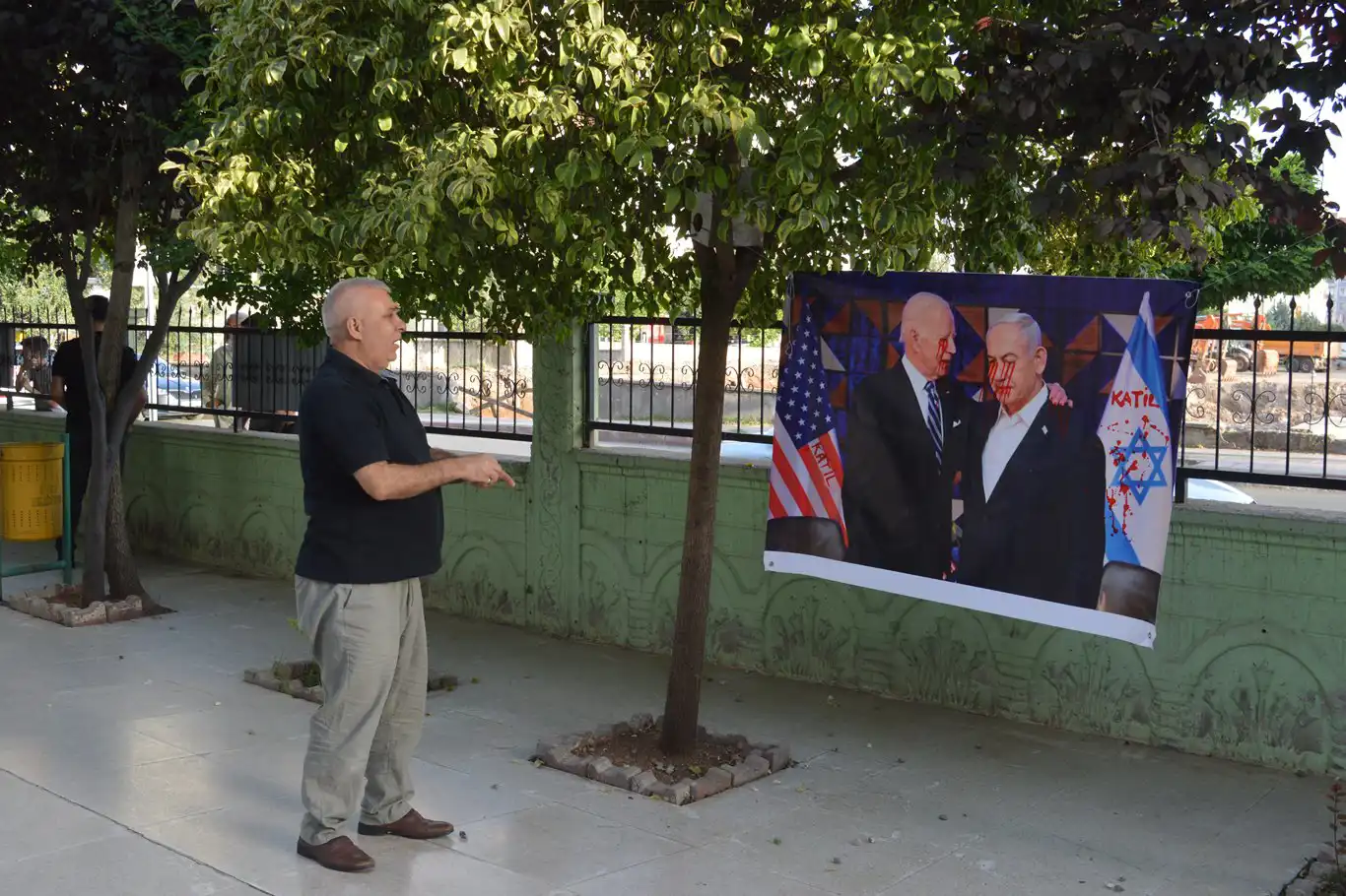 Siirt'te işgal rejiminin sözde başbakanı Netanyahu ve ABD Başkanı Biden taşlandı Siirt'te işgal rejiminin sözde başbakanı Netanyahu ve ABD Başkanı Biden taşlandı