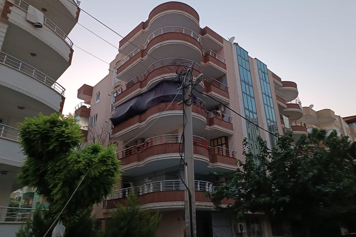 Kopan elektrik telleri tehlike oluşturuyor Kopan elektrik telleri tehlike oluşturuyor