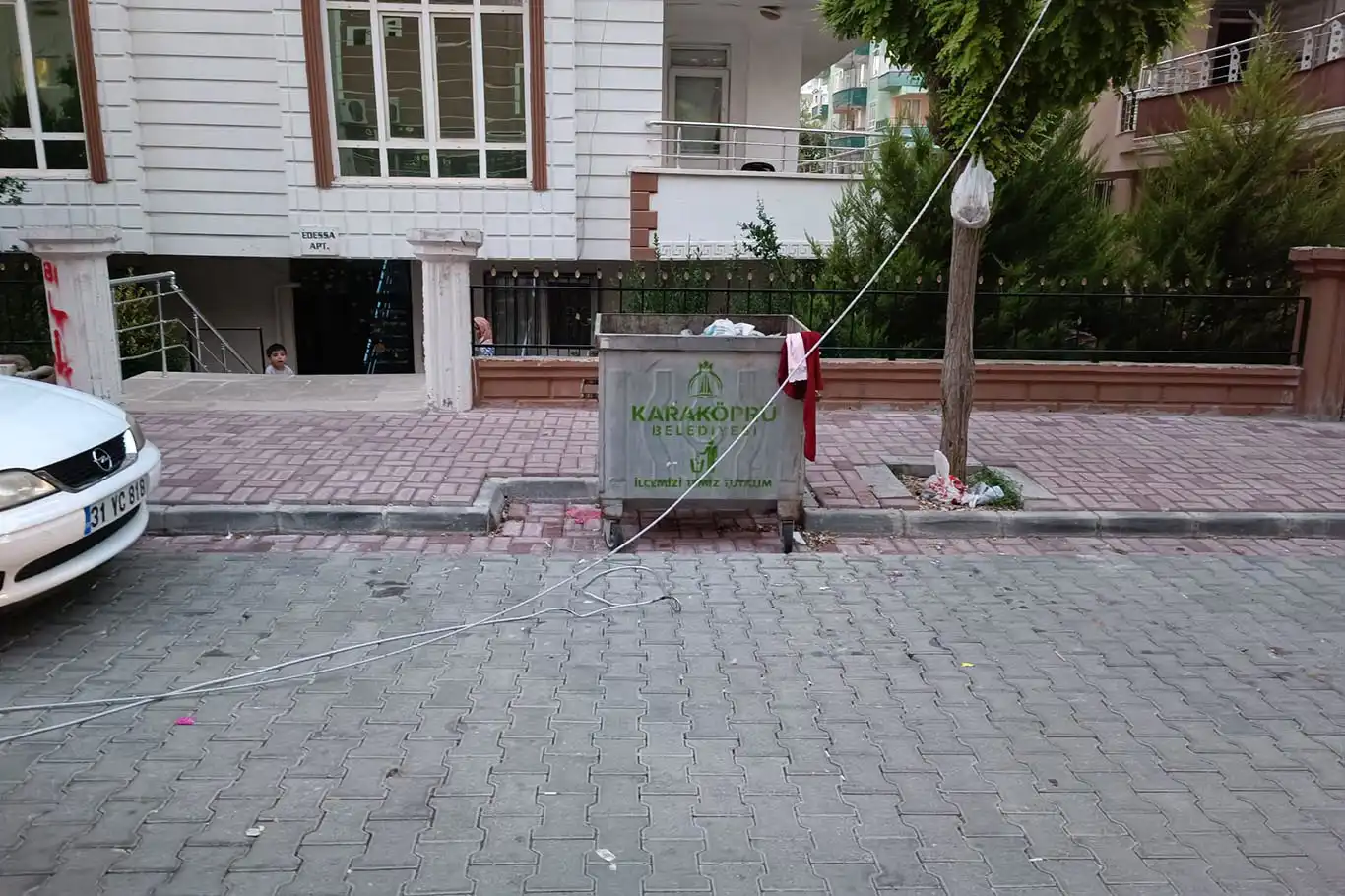 Kopan elektrik telleri tehlike oluşturuyor Kopan elektrik telleri tehlike oluşturuyor