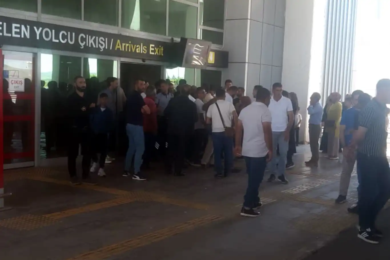 Ağrı uçağı Erzurum'a iniş yapınca hacı yakınları görevliler ile tartıştı Ağrı uçağı Erzurum'a iniş yapınca hacı yakınları görevliler ile tartıştı