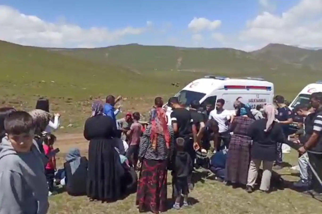 Iğdır'da yayla konvoyuna silahlı saldırı: 20 yaralı Iğdır'da yayla konvoyuna silahlı saldırı: 20 yaralı