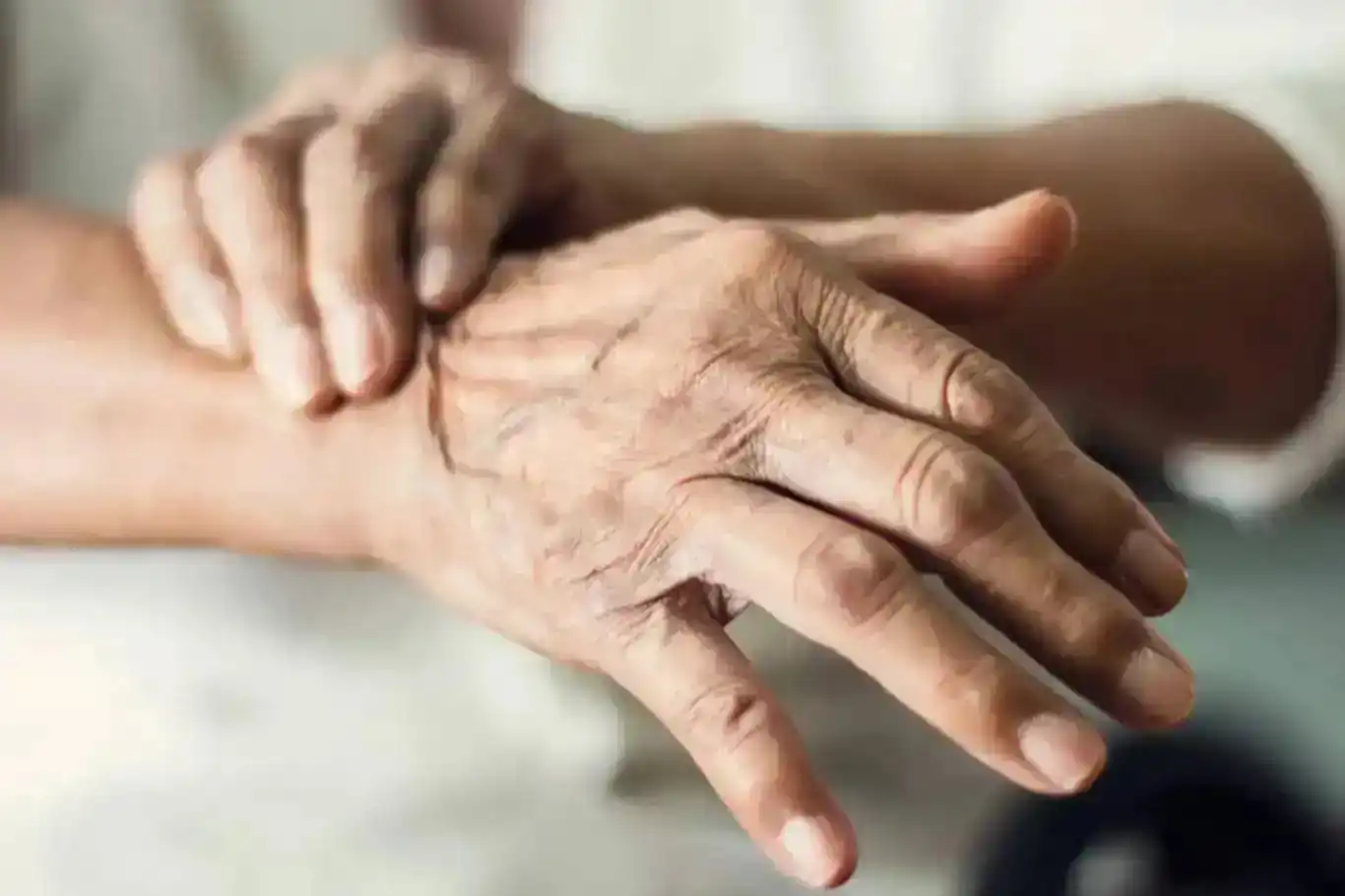 İstirahat halinde görülen el titremesi Parkinson habercisi olabilir! İstirahat halinde görülen el titremesi Parkinson habercisi olabilir!