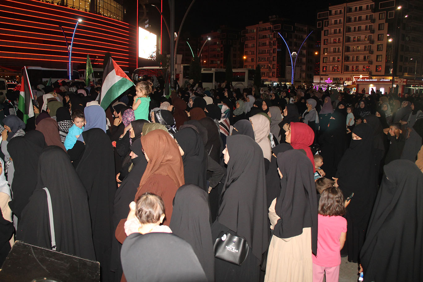 Diyarbakır'da halkın Gazze için süresiz direniş nöbeti devam ediyor