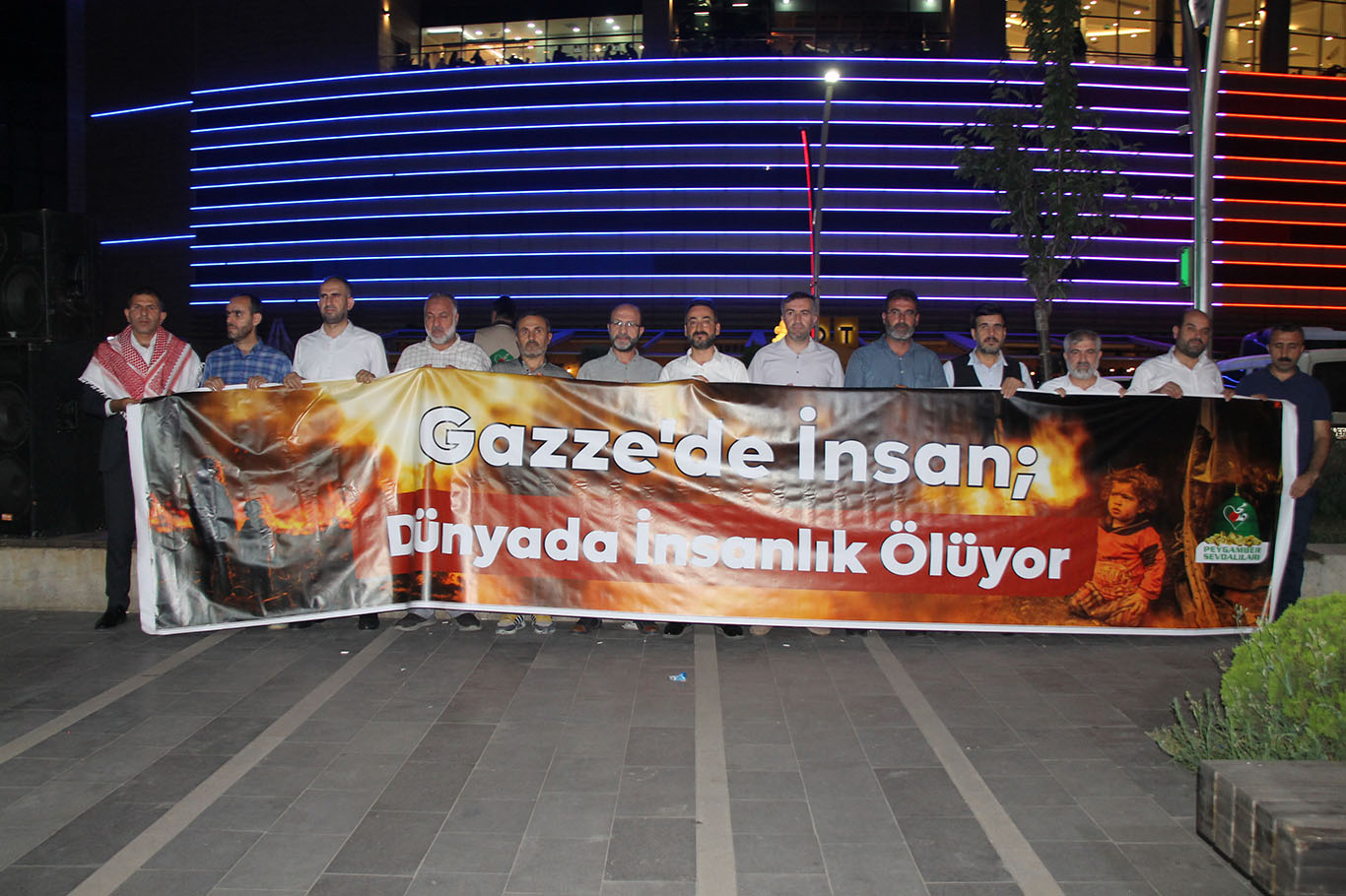 Diyarbakır'da halkın Gazze için süresiz direniş nöbeti devam ediyor