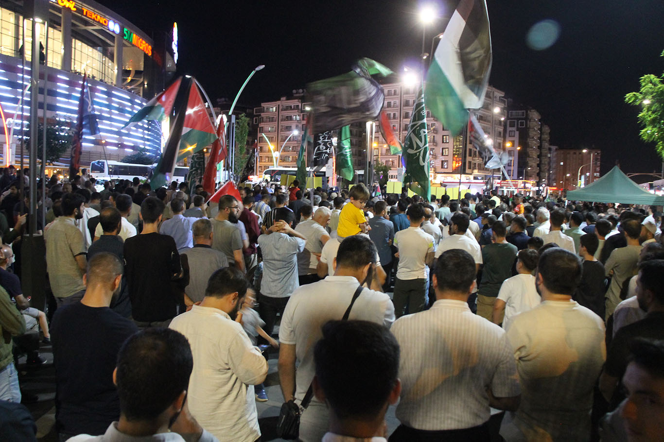 Diyarbakır'da halkın Gazze için süresiz direniş nöbeti devam ediyor