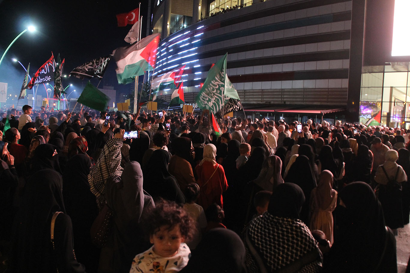 Diyarbakır'da halkın Gazze için süresiz direniş nöbeti devam ediyor