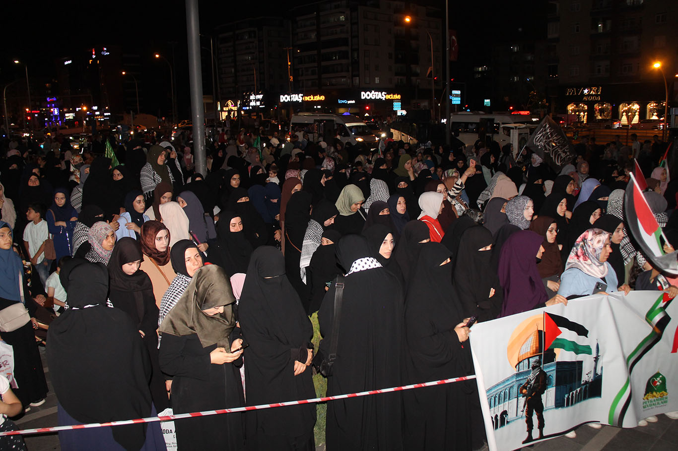 Diyarbakır'da halkın Gazze için süresiz direniş nöbeti devam ediyor