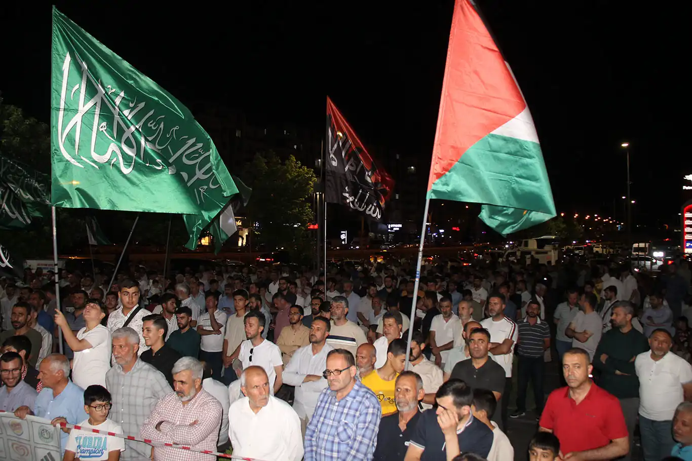Diyarbakır'da halkın Gazze için süresiz direniş nöbeti devam ediyor Diyarbakır'da halkın Gazze için süresiz direniş nöbeti devam ediyor