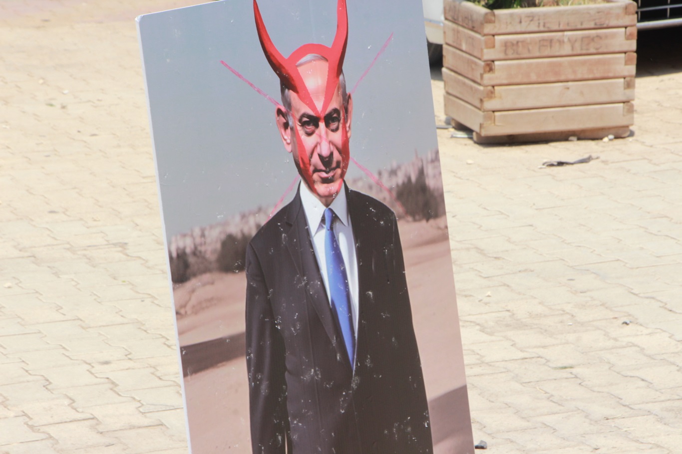 Kızıltepe’de Netanyahu’nun posteri taşlandı