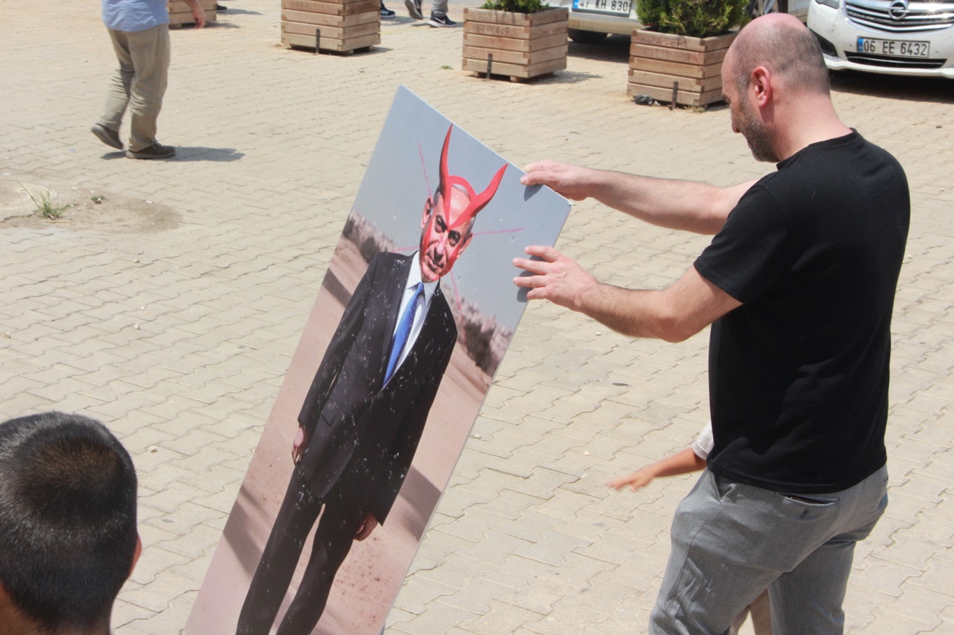 Kızıltepe’de Netanyahu’nun posteri taşlandı