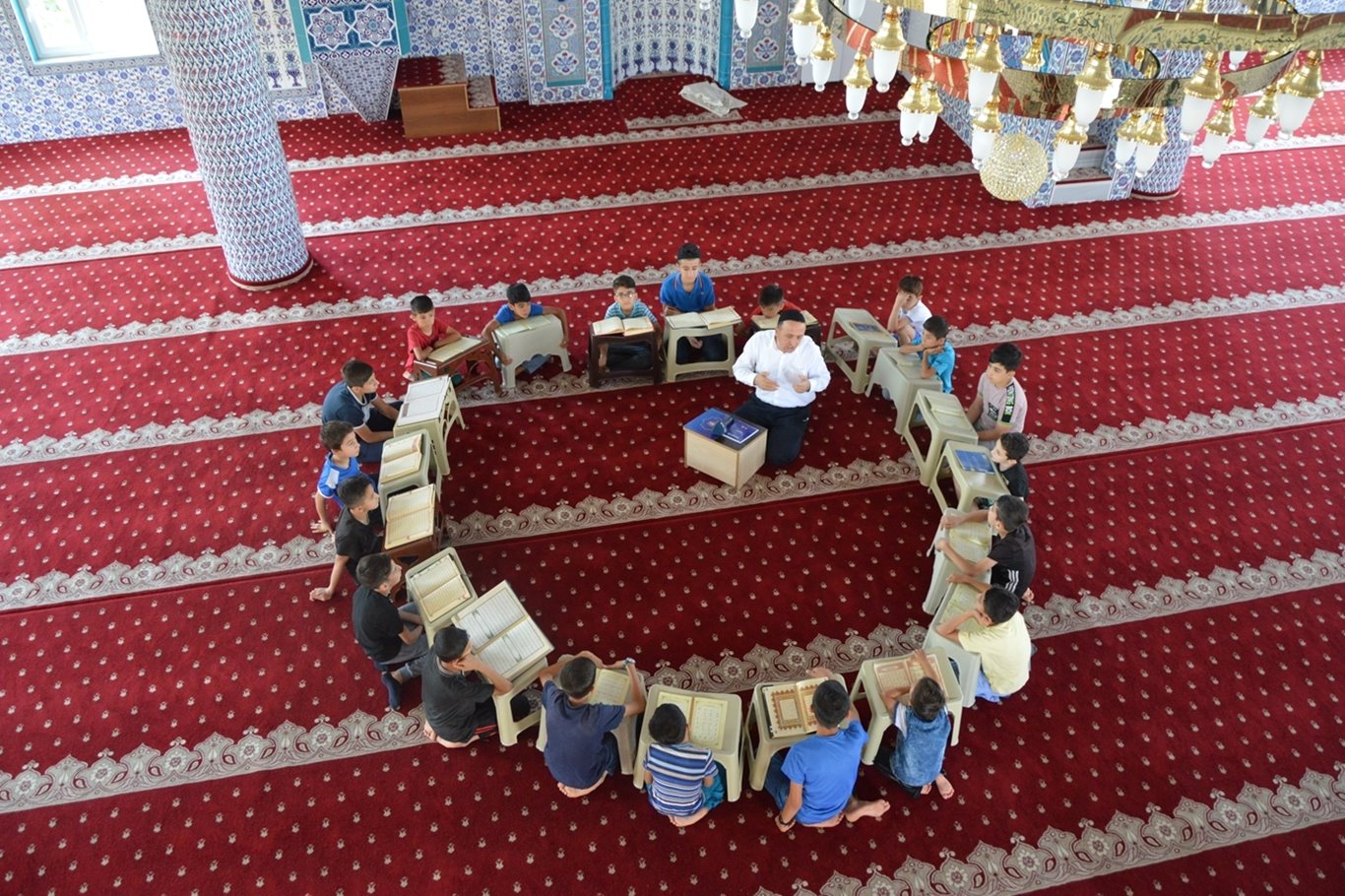 "Geleceğimiz, gönlü camiye bağlı gençliği oluşturmakla ihya olur"