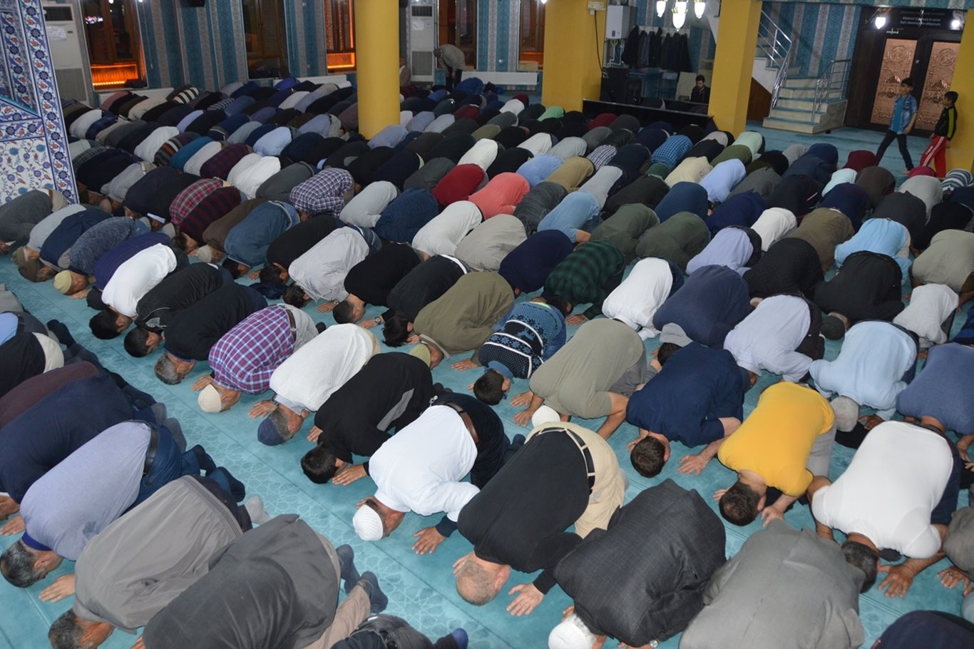 "Geleceğimiz, gönlü camiye bağlı gençliği oluşturmakla ihya olur"