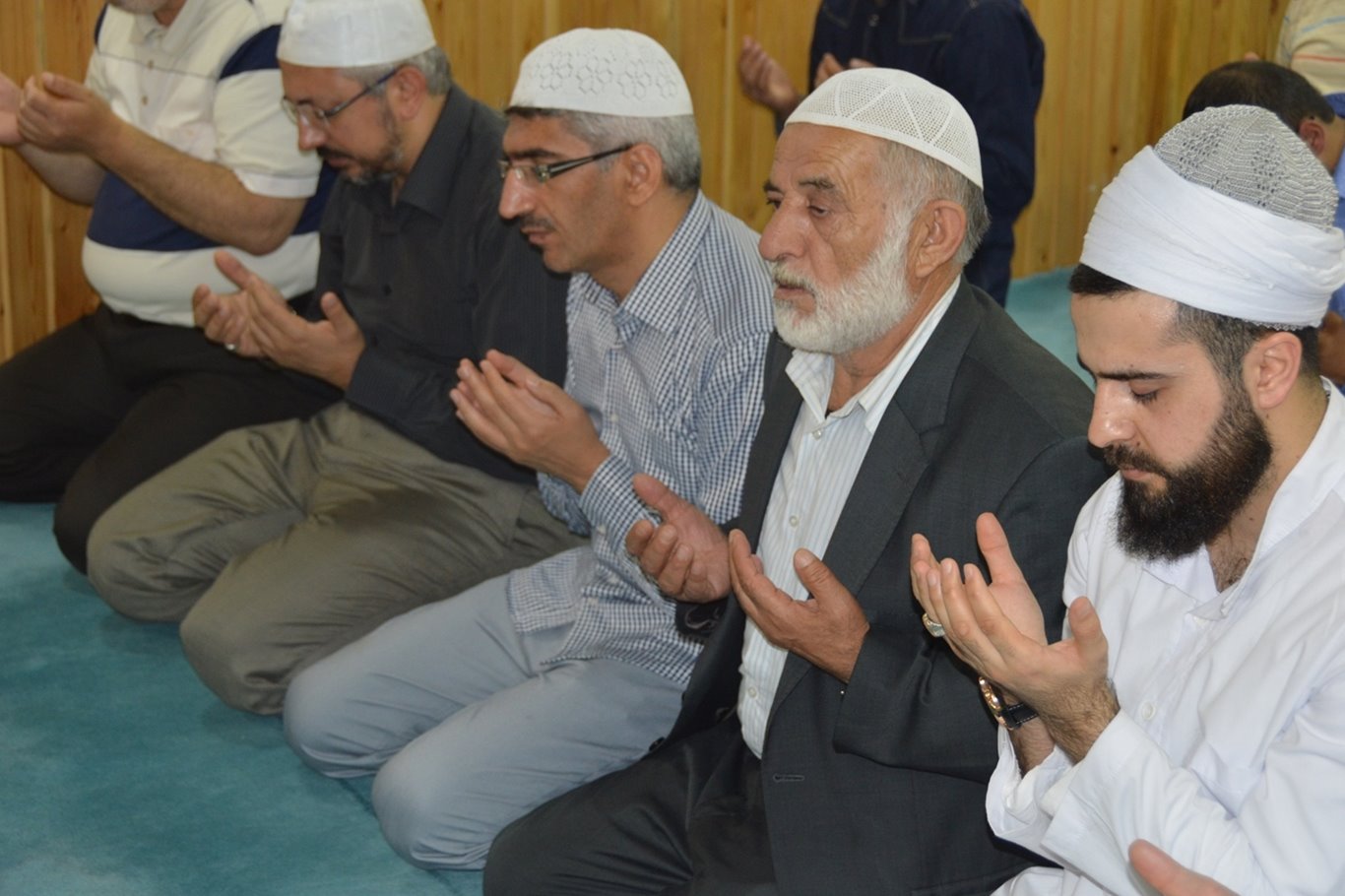 "Geleceğimiz, gönlü camiye bağlı gençliği oluşturmakla ihya olur"