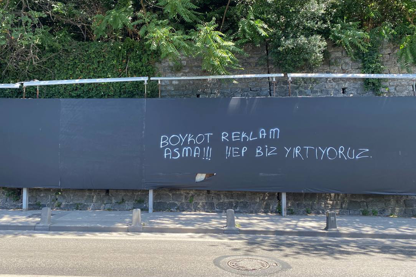 Boykot listesindeki ürünlerin reklamına protesto: Boykot reklam asma! Hep biz yırtıyoruz