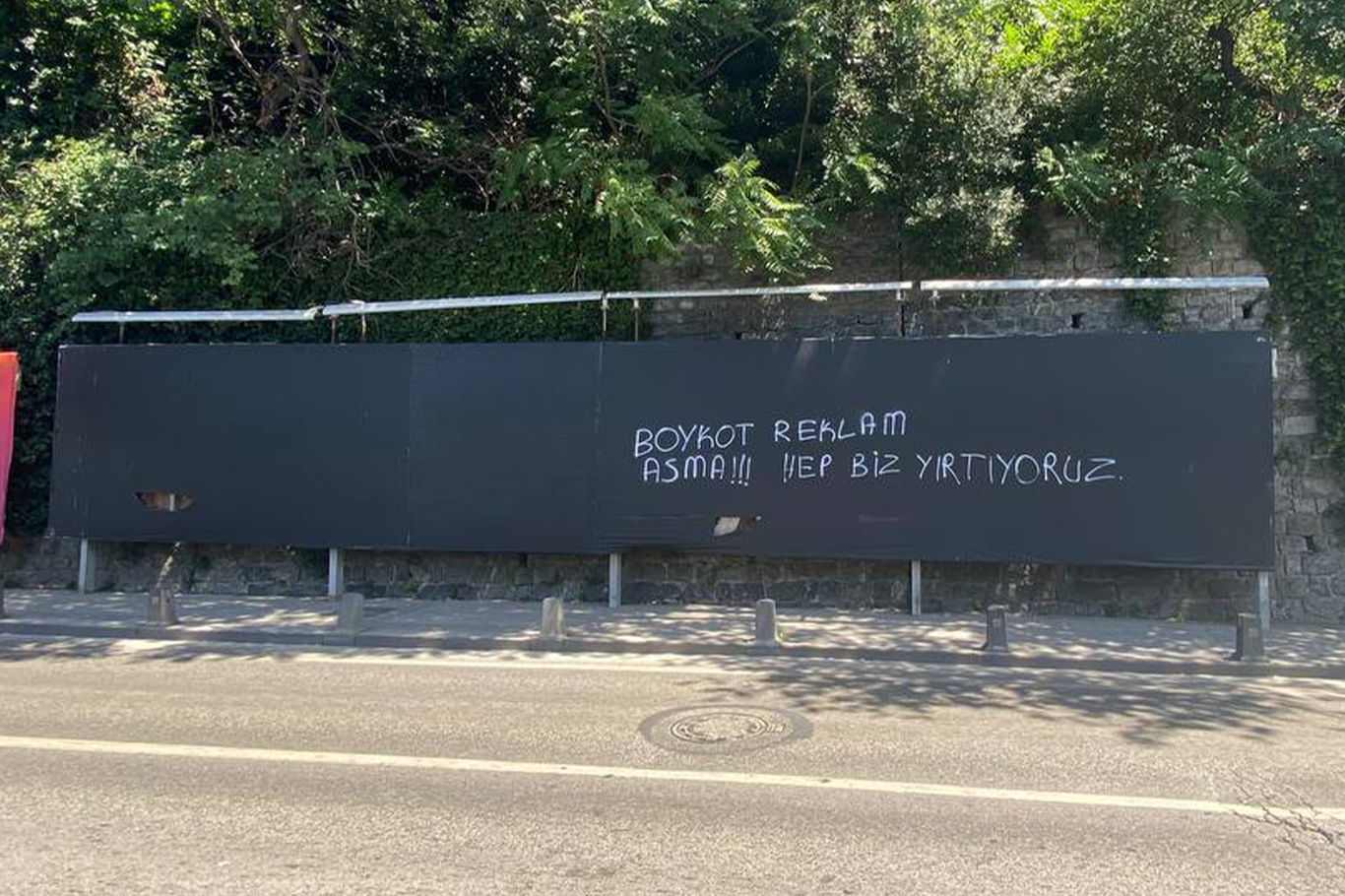 Boykot listesindeki ürünlerin reklamına protesto: Boykot reklam asma! Hep biz yırtıyoruz