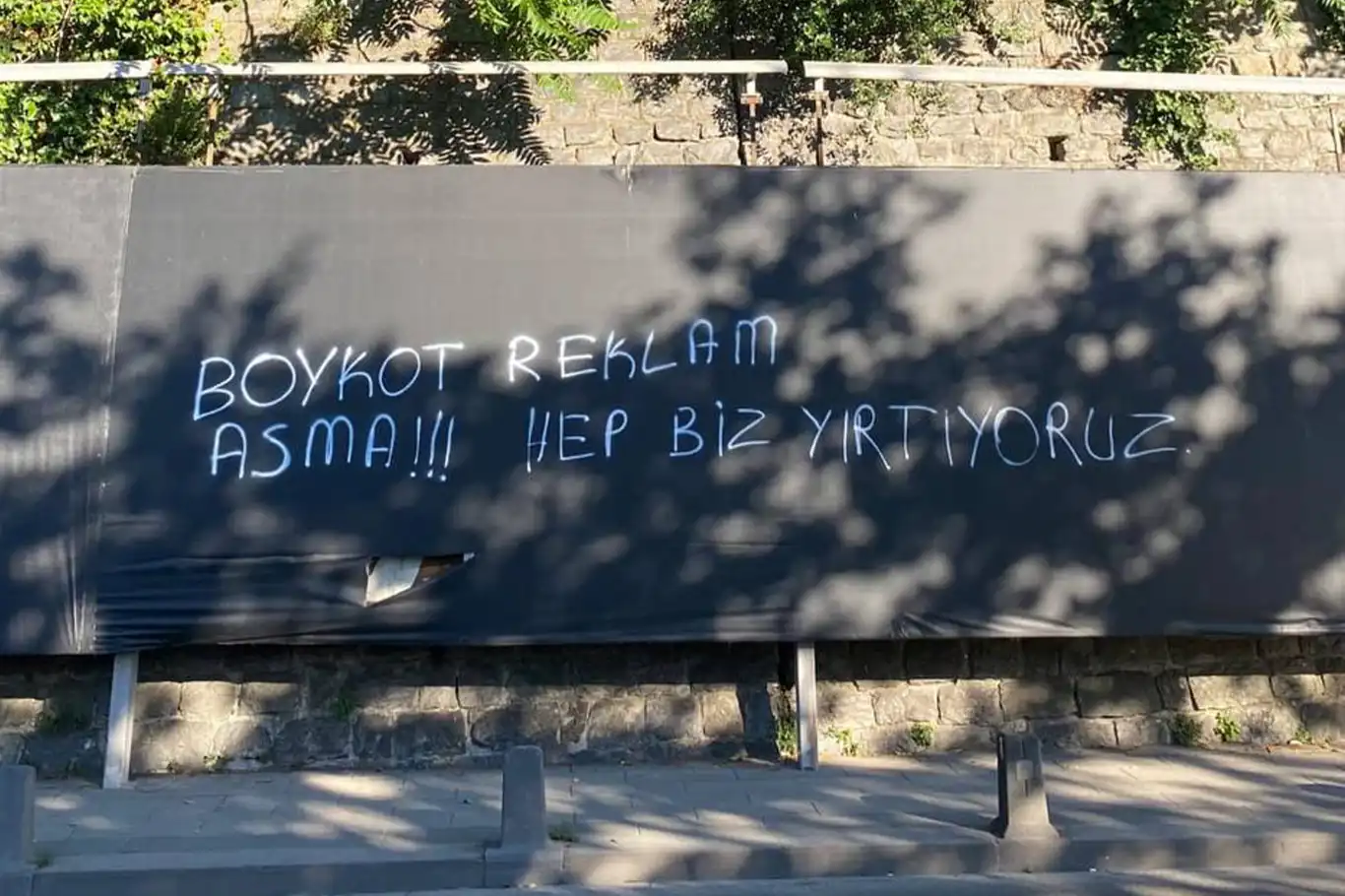 Boykot listesindeki ürünlerin reklamına protesto: Boykot reklam asma! Hep biz yırtıyoruz Boykot listesindeki ürünlerin reklamına protesto: Boykot reklam asma! Hep biz yırtıyoruz