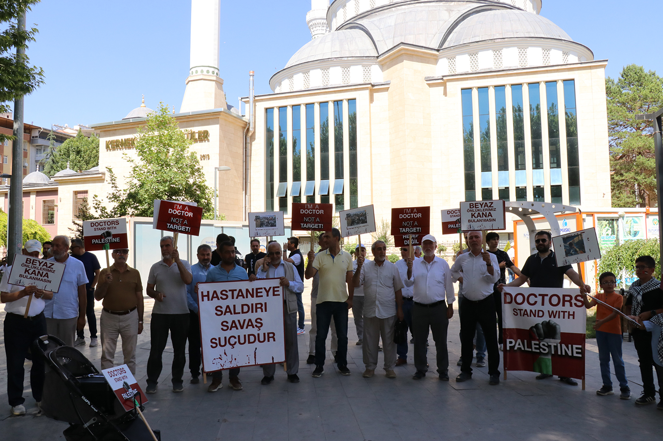 Hekimler ve Sağlık çalışanları: Gazze, karanlığa gömülmüş dünyada bize ışık oldu