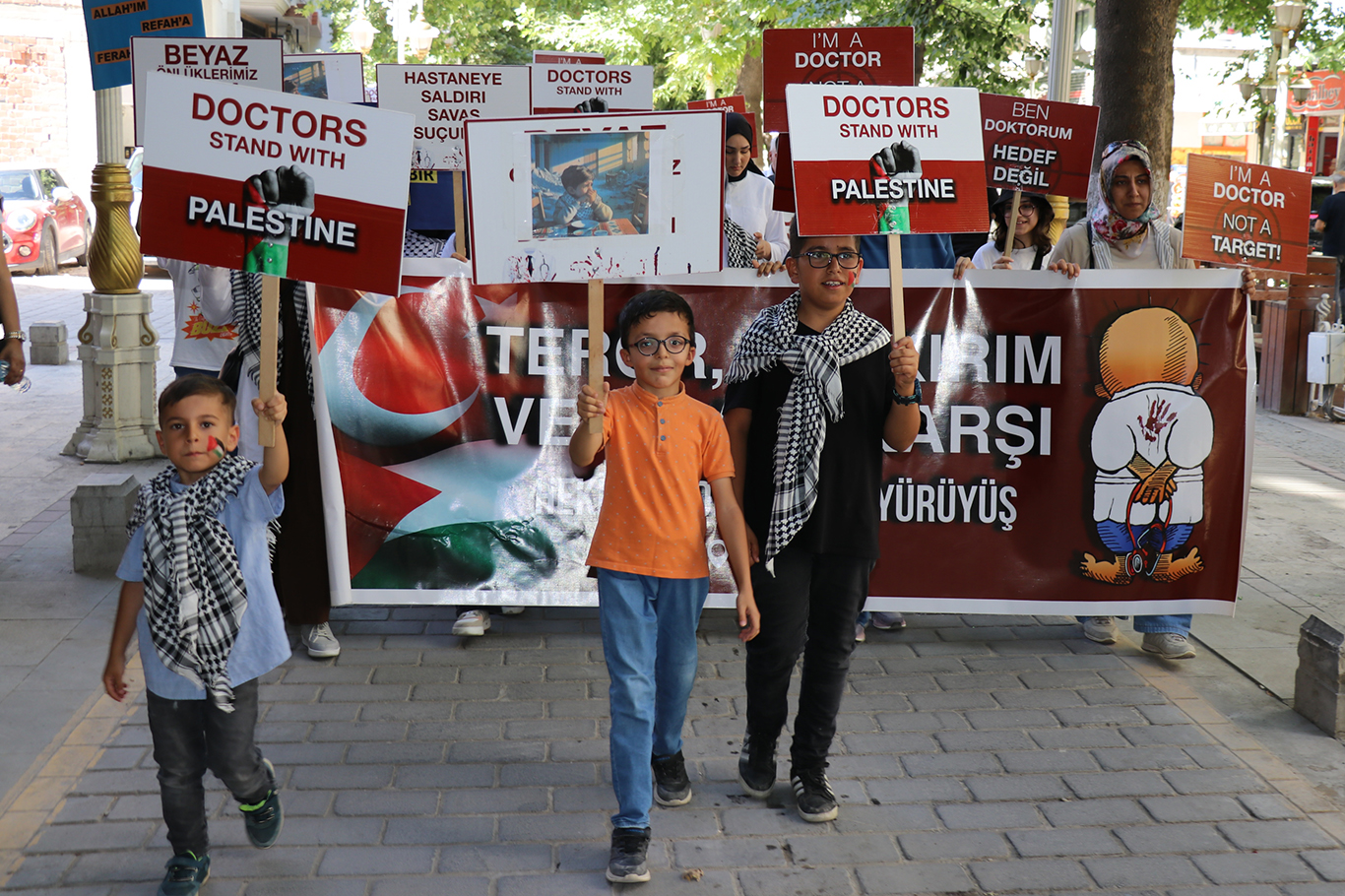 Hekimler ve Sağlık çalışanları: Gazze, karanlığa gömülmüş dünyada bize ışık oldu