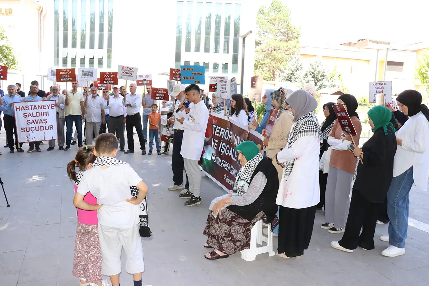 Hekimler ve sağlık çalışanları: Gazze, karanlığa gömülmüş dünyada bize ışık oldu Hekimler ve sağlık çalışanları: Gazze, karanlığa gömülmüş dünyada bize ışık oldu