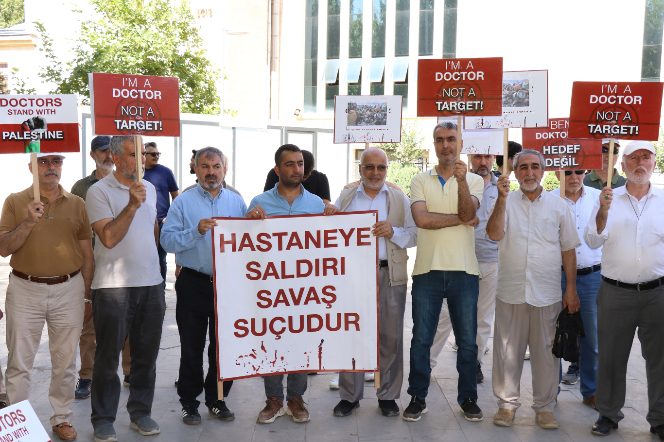 Hekimler ve Sağlık çalışanları: Gazze, karanlığa gömülmüş dünyada bize ışık oldu
