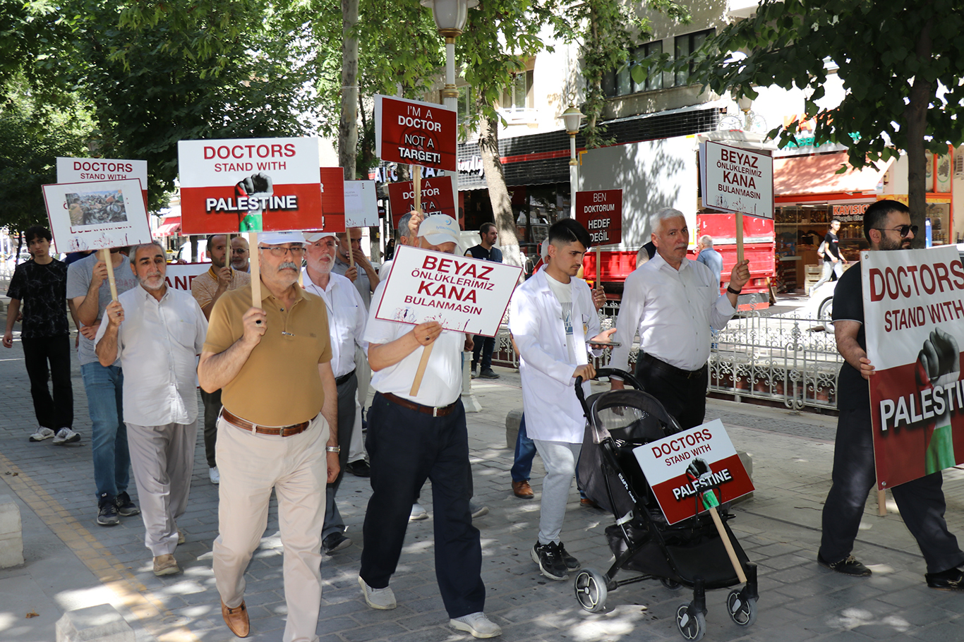 Hekimler ve Sağlık çalışanları: Gazze, karanlığa gömülmüş dünyada bize ışık oldu