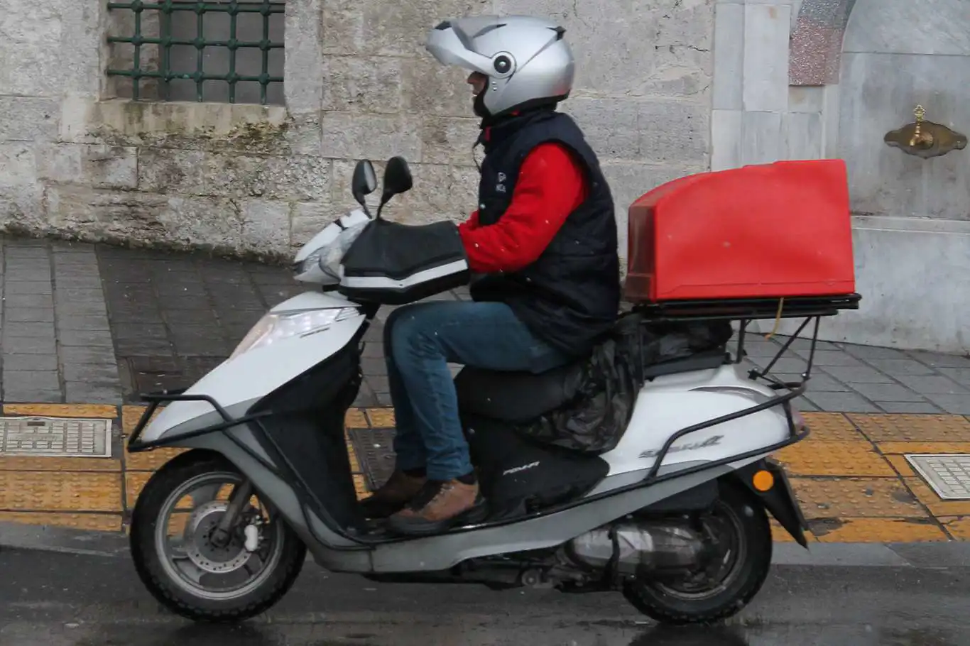 Türkiye announces tax exemptions for moto couriers and waiters' tips Türkiye announces tax exemptions for moto couriers and waiters' tips