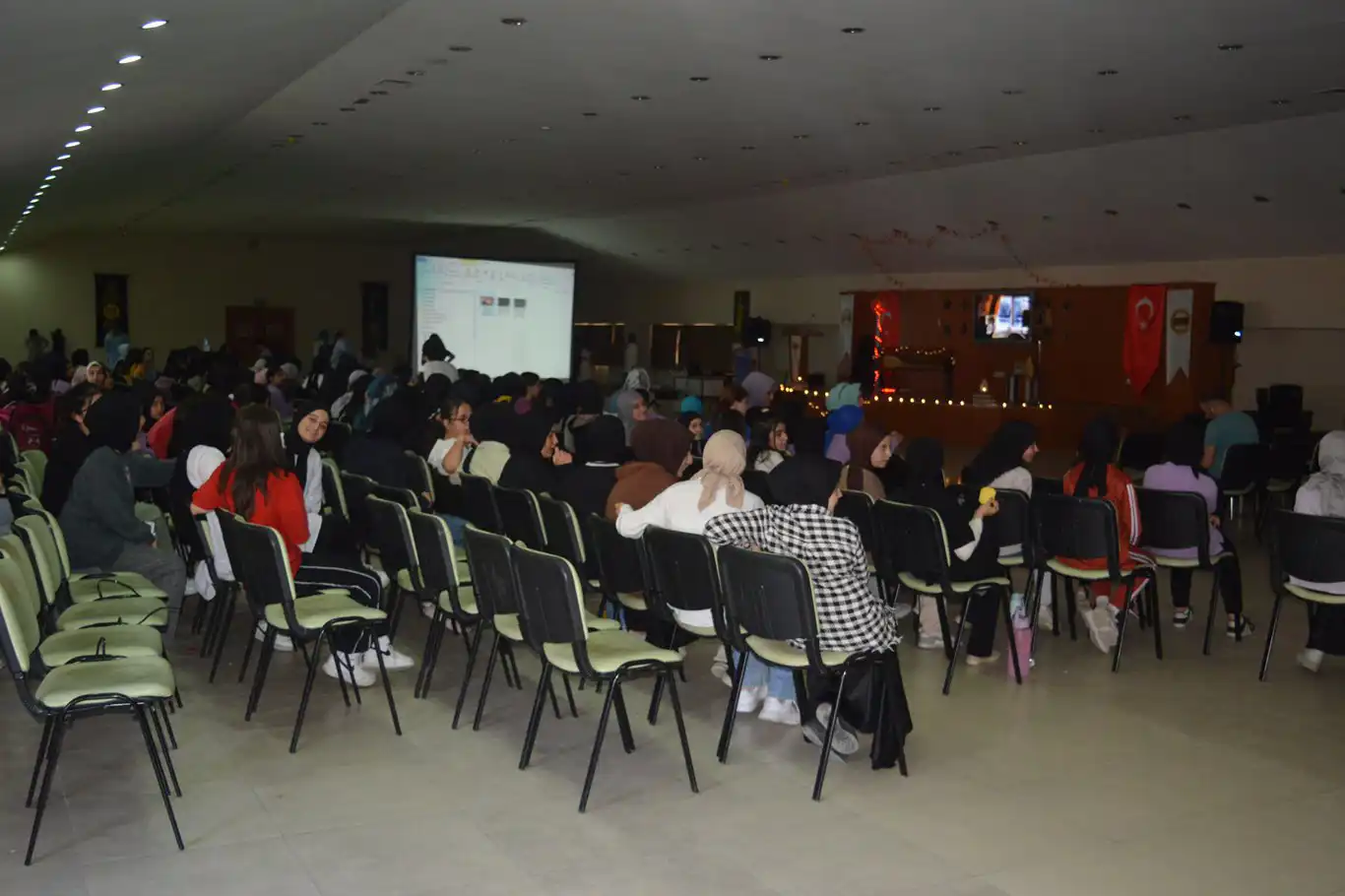 İmam hatip öğrencilerinden duygulu şiir dinletisi İmam hatip öğrencilerinden duygulu şiir dinletisi