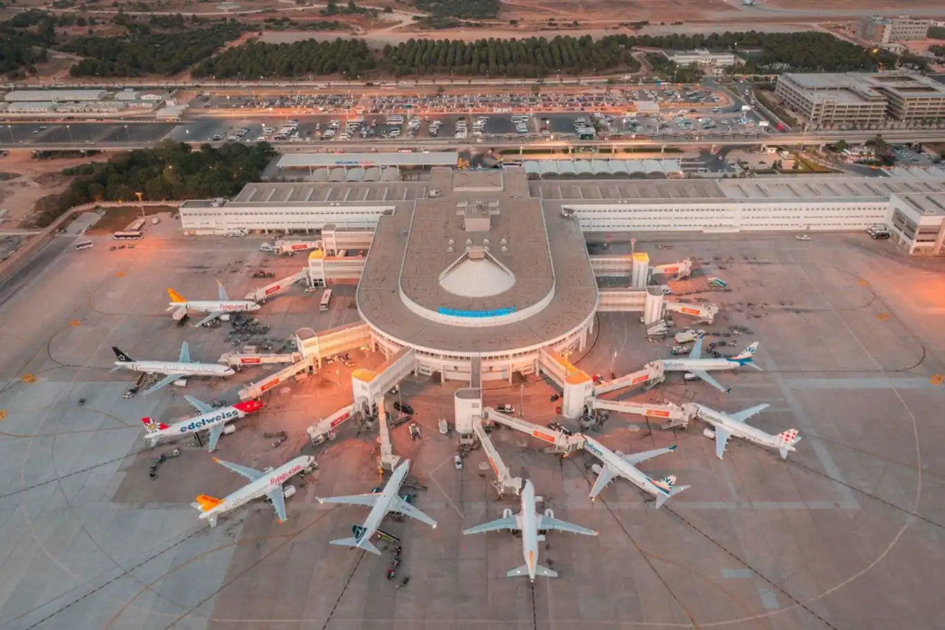 Antalya Airport breaks record with over 209,000 passengers in one day Antalya Airport breaks record with over 209,000 passengers in one day