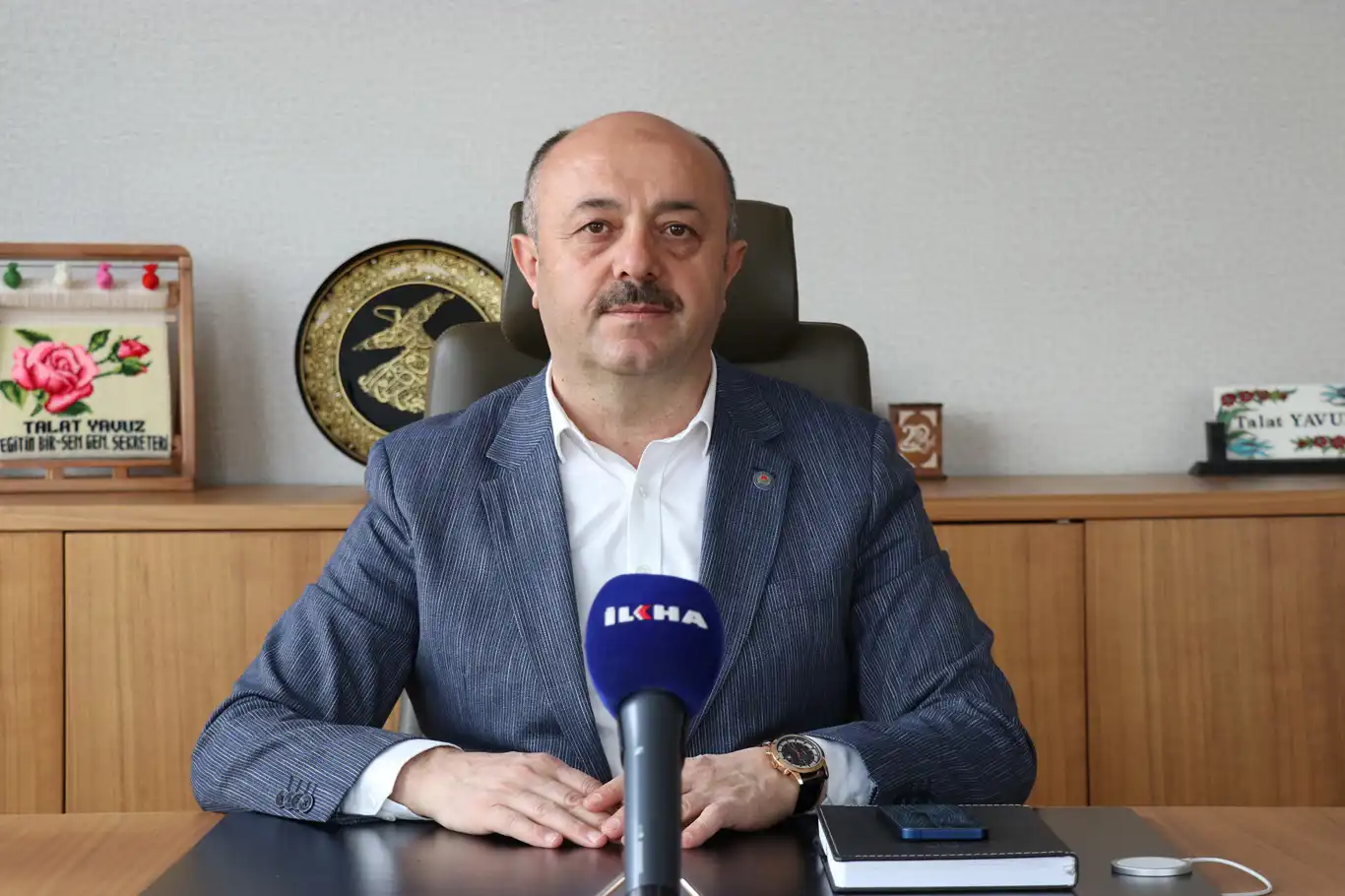 Okullarda kullanılan akıllı telefon ve tabletler eğitime zararlı mı? Okullarda kullanılan akıllı telefon ve tabletler eğitime zararlı mı?