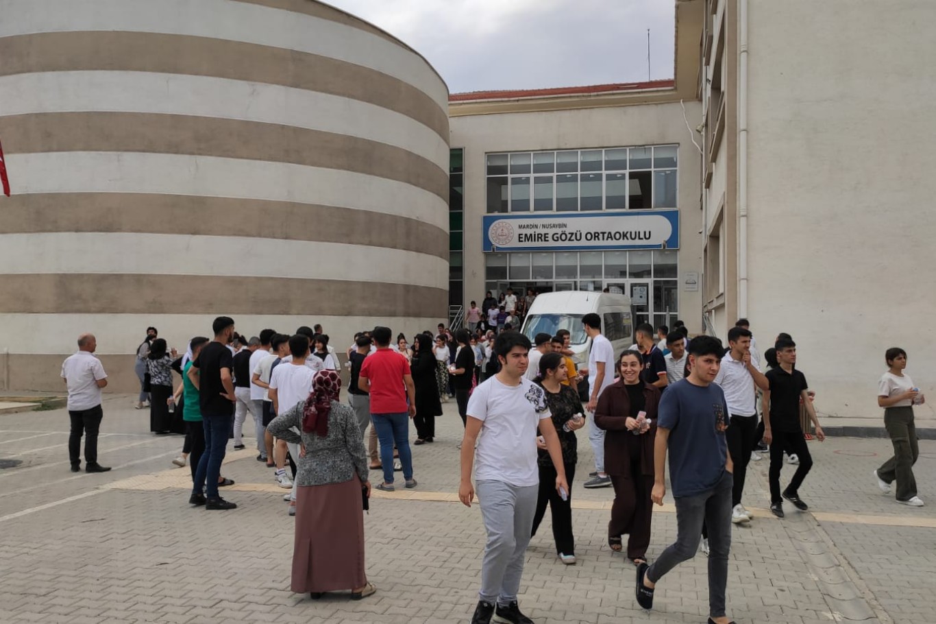 Nusaybin'de 46 okulda YKS sınavına giren binlerce öğrenci ter döktü Nusaybin'de 46 okulda YKS sınavına giren binlerce öğrenci ter döktü