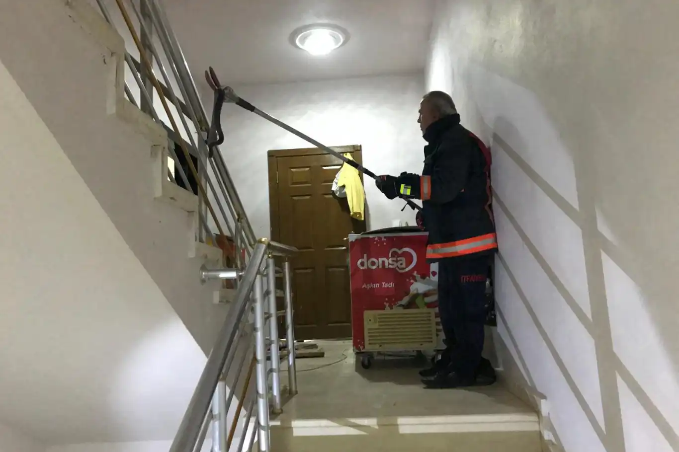 Mardin’de binaya giren yılan, apartman sakinlerine korku dolu anlar yaşattı Mardin’de binaya giren yılan, apartman sakinlerine korku dolu anlar yaşattı