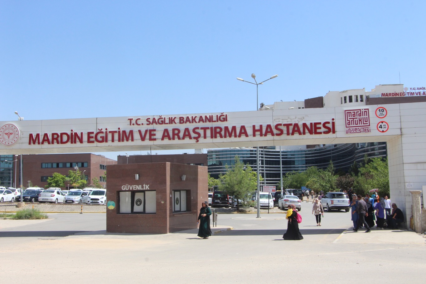 Prof. Dr. Gökdemir: Yeteri miktarda su almayan insanların cildi yaşının gerektiğinden daha fazla göstermektedir