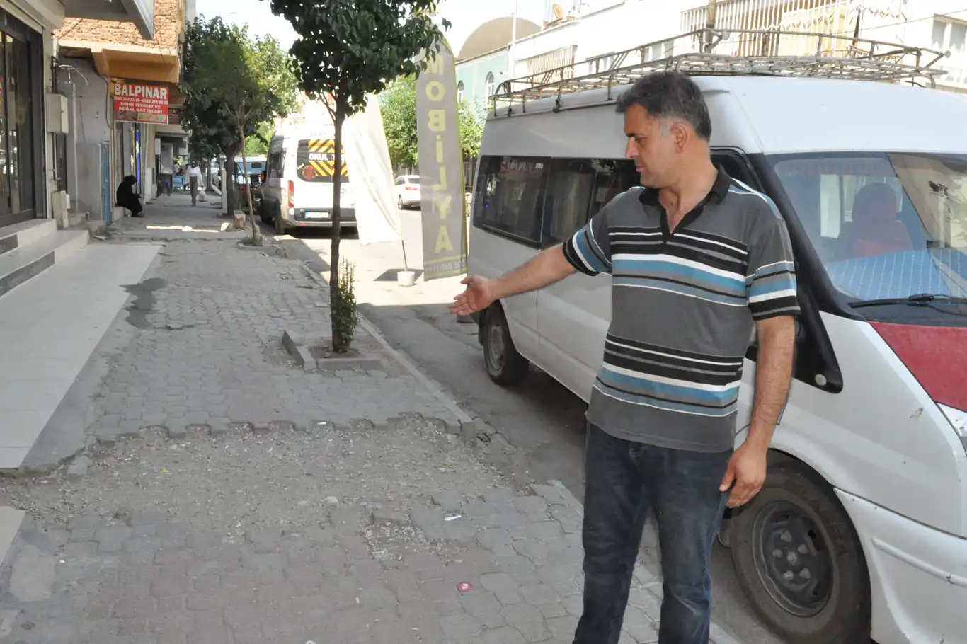 Batman'da bozuk bırakılan kaldırımlar vatandaşı mağdur ediyor Batman'da bozuk bırakılan kaldırımlar vatandaşı mağdur ediyor
