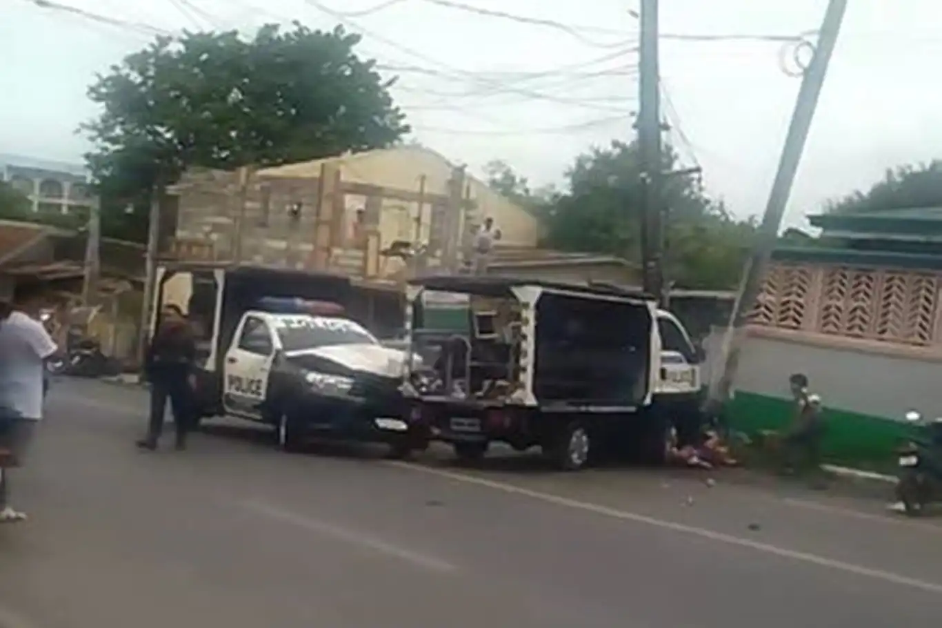 Filipinler'de bir akıl hastası polis aracıyla 3 kişiyi öldürdü Filipinler'de bir akıl hastası polis aracıyla 3 kişiyi öldürdü