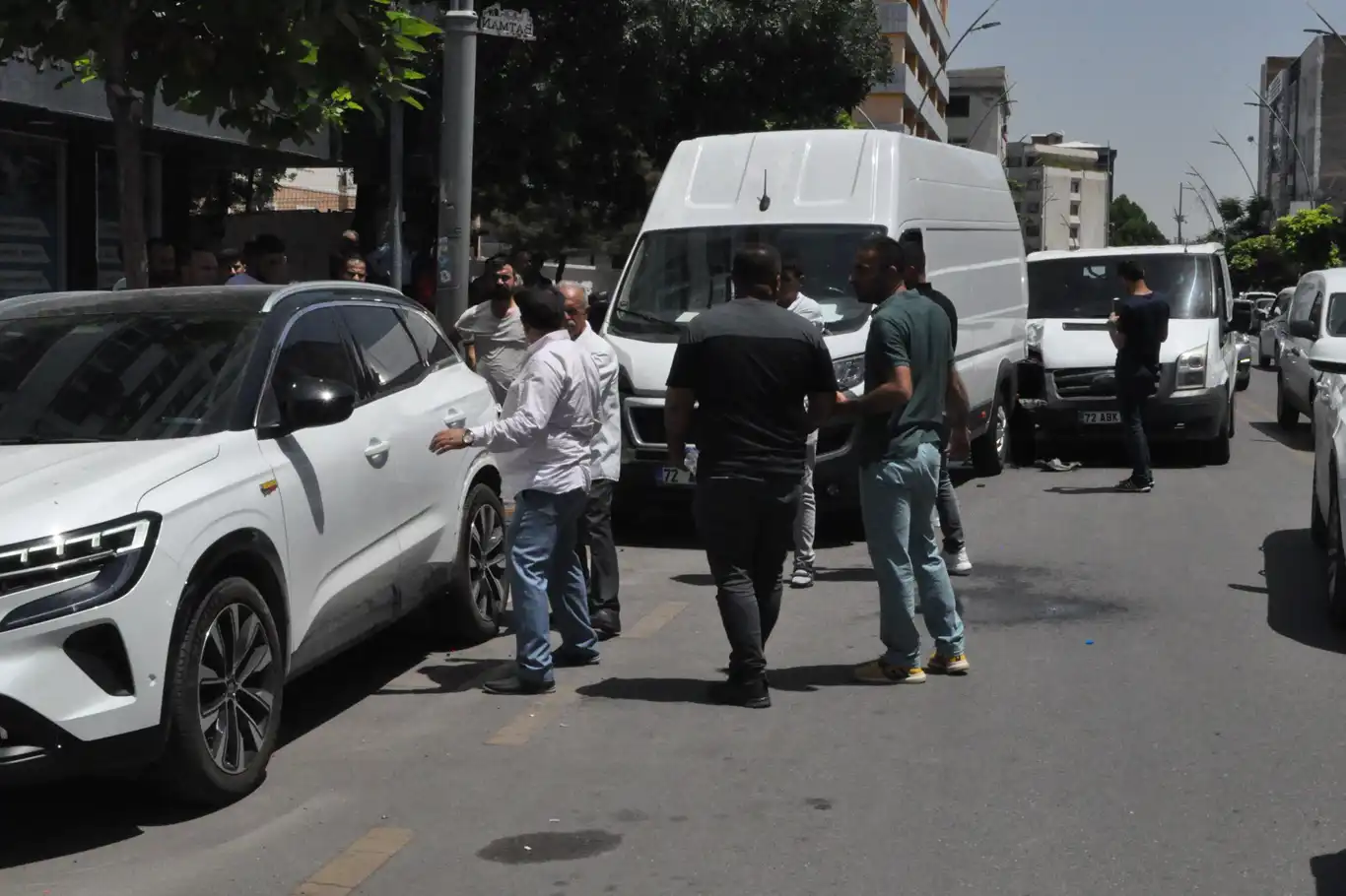 Batman'da transit park halindeki 6 araca çarptı: 2 yaralı Batman'da transit park halindeki 6 araca çarptı: 2 yaralı