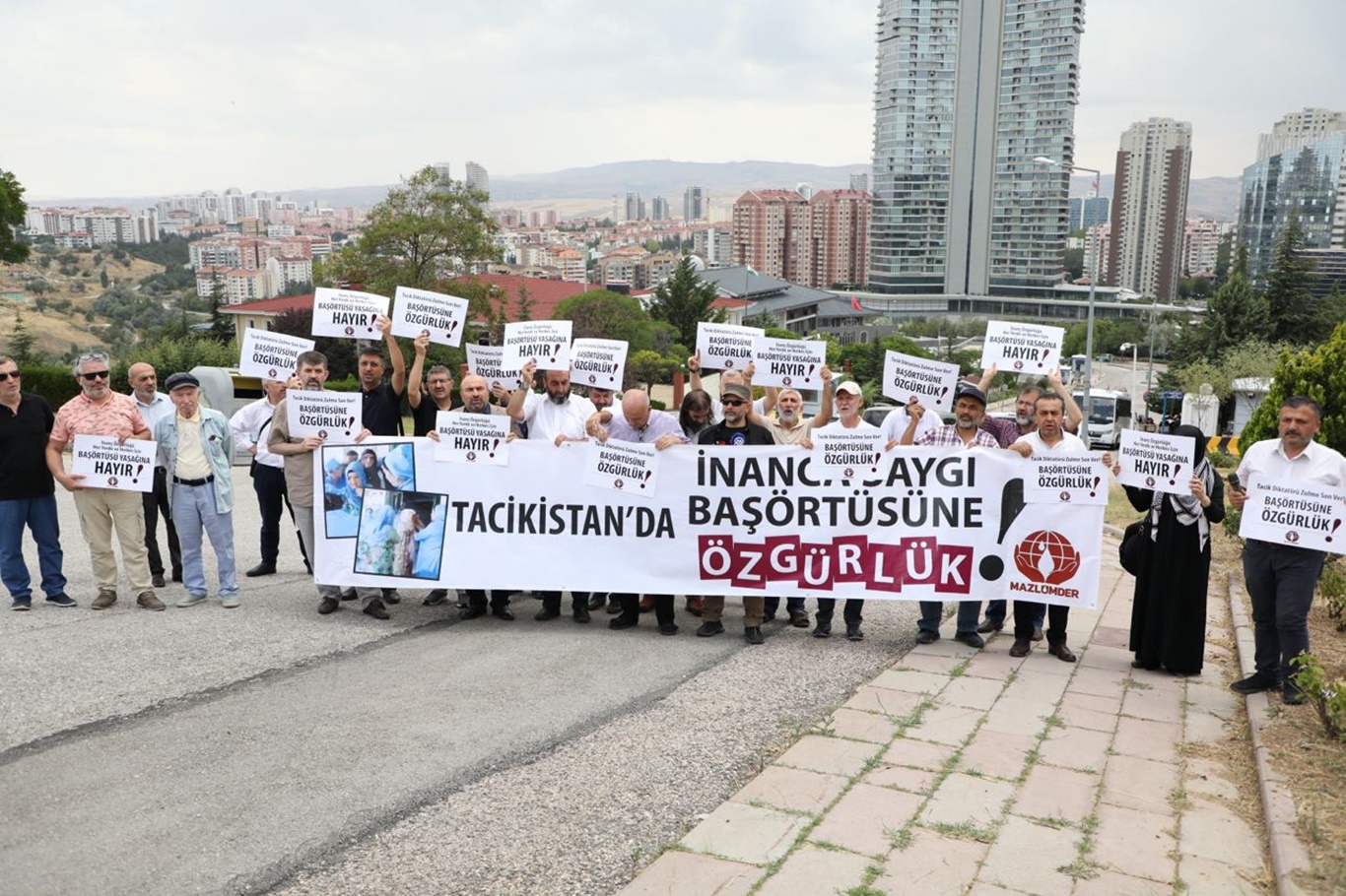 Ankara'da Tacikistan'daki başörtüsü yasağı protesto edildi Ankara'da Tacikistan'daki başörtüsü yasağı protesto edildi