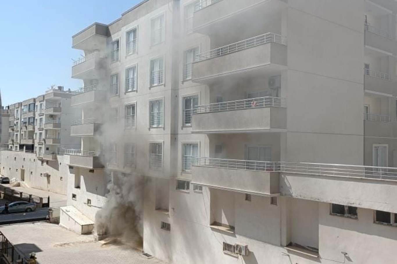 Apartmana ait elektrik sayacı panosu alevlere teslim oldu 