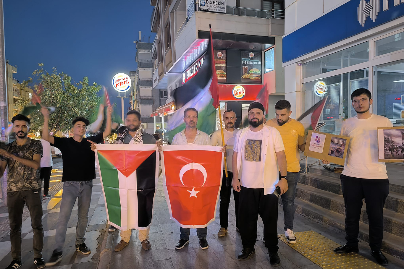 Şanlıurfa'da siyonist işgal destekçisi firmanın şubesi önünde eylem